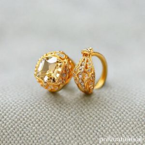 Perhiasan emas cincin dan gelang dengan ukiran detail, terbuat dari emas 375 atau 9 karat, menampilkan warna keemasan yang cantik dan berkilau di atas kain beludru hitam. Terdapat cap 