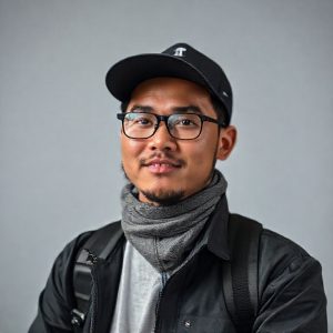 Seorang kreator konten yang sedang membuat video untuk Facebook Pro dengan peralatan profesional.